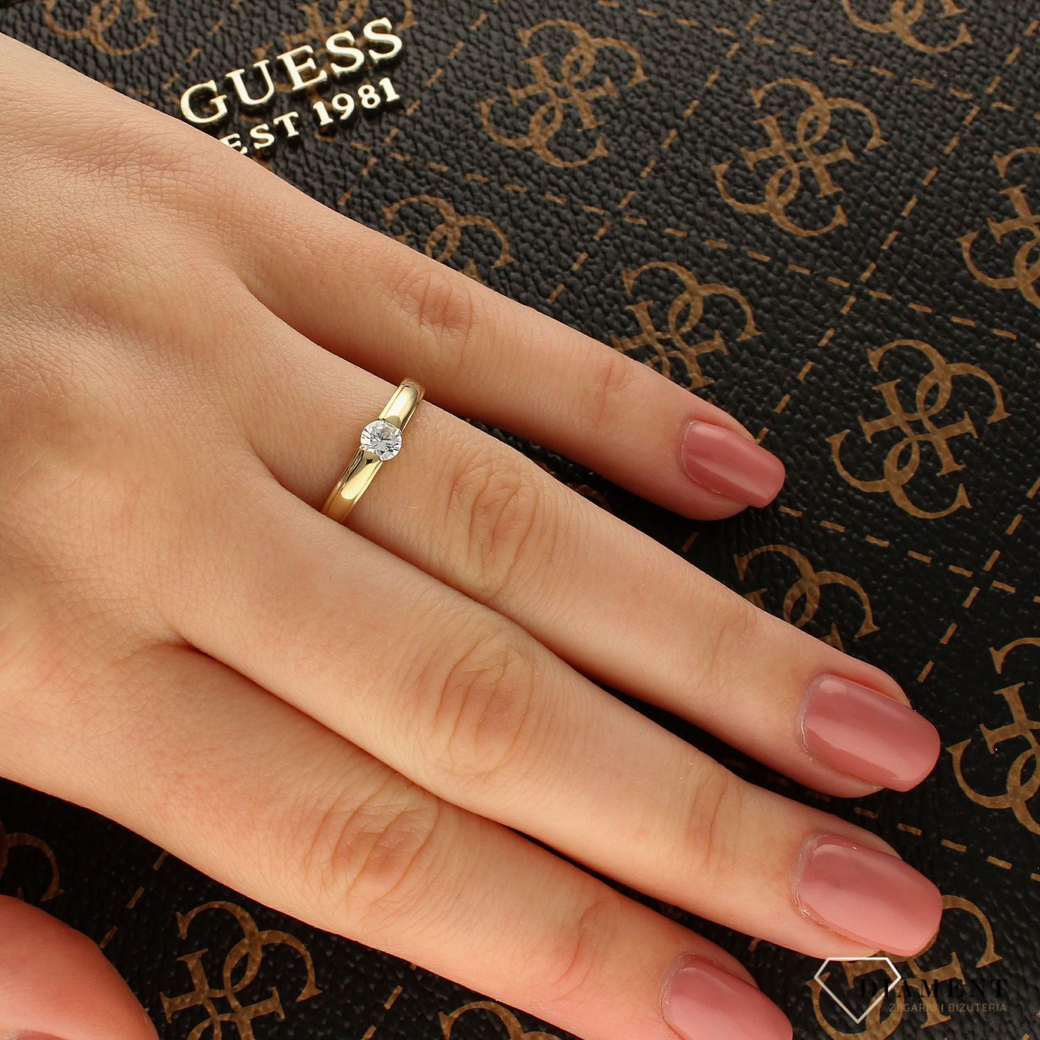 Złoty pierścionek zaręczynowy z cyrkonią PI 2806 (1).jpg